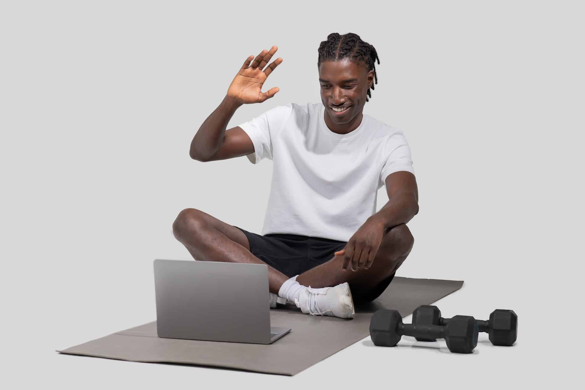 A man who is running online fitness classes to earn money online in UAE.